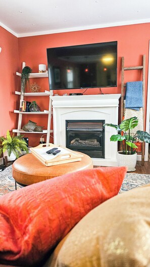 تلفزيون ذكي، مدفأة، كُتُب