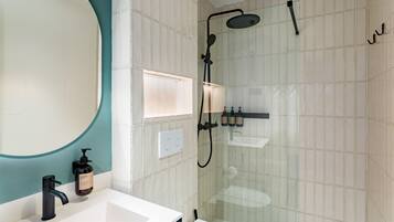 Dusche, Regendusche, kostenlose Toilettenartikel, Haartrockner