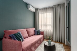 Premium bedding, in-room safe, desk, laptop workspace - Tribu Malasaña (Madrid)