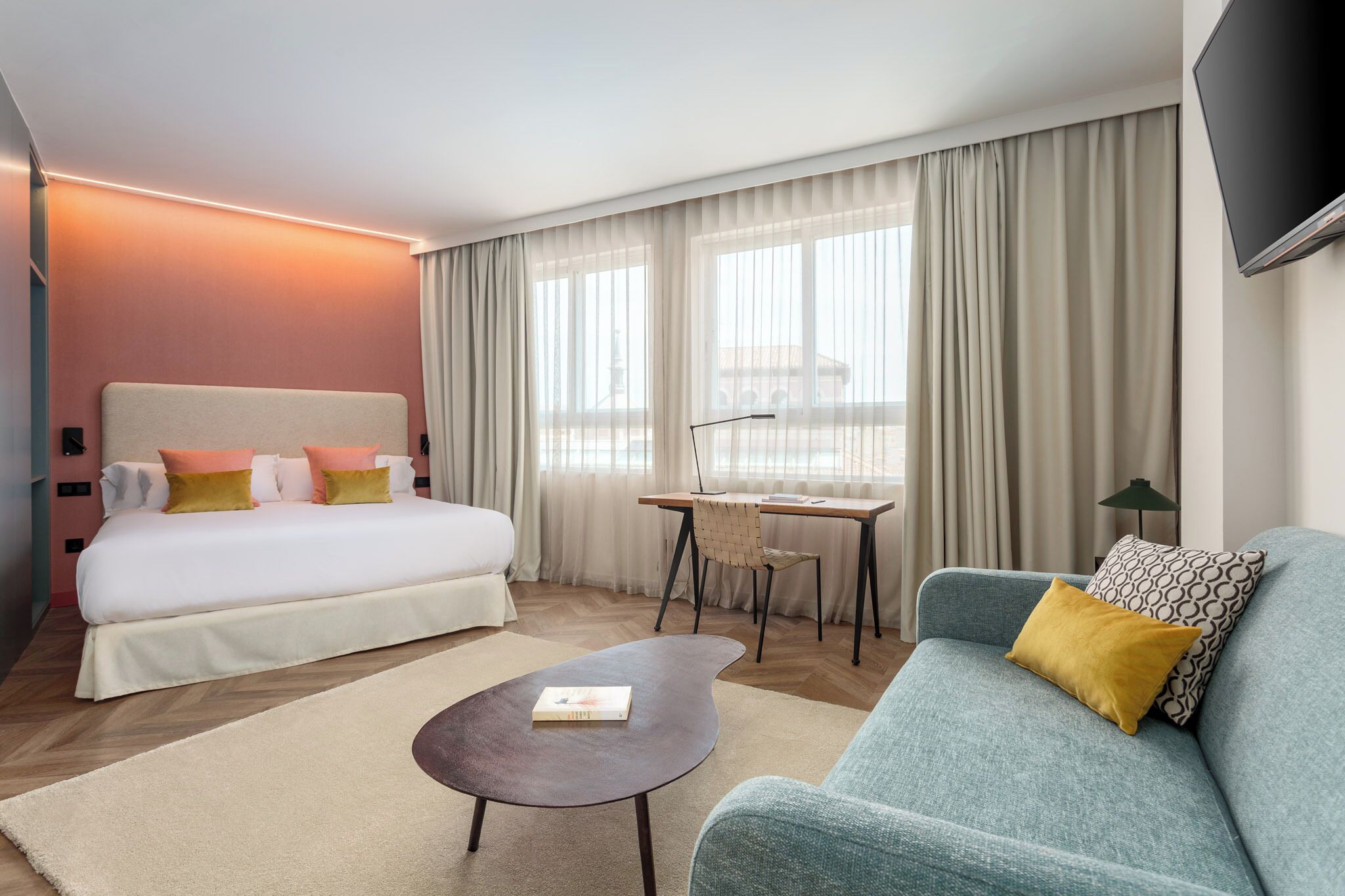 Premium bedding, in-room safe, desk, laptop workspace