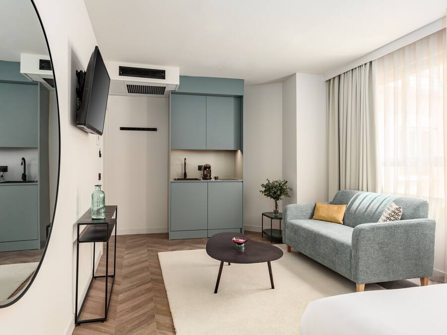 Premium bedding, in-room safe, desk, laptop workspace