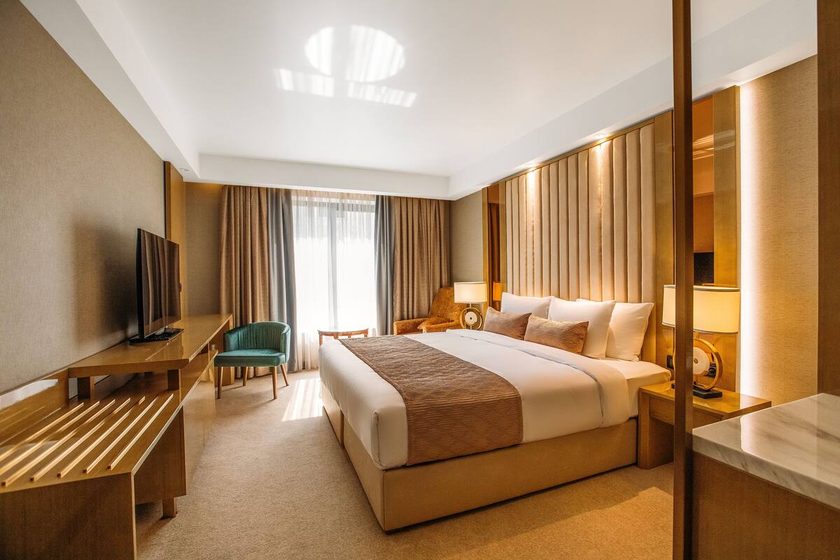 Chambre Standard, 1 très grand lit, accessible aux personnes à mobilité réduite, vue sur la ville | Minibar, coffre-fort, système d’insonorisation
