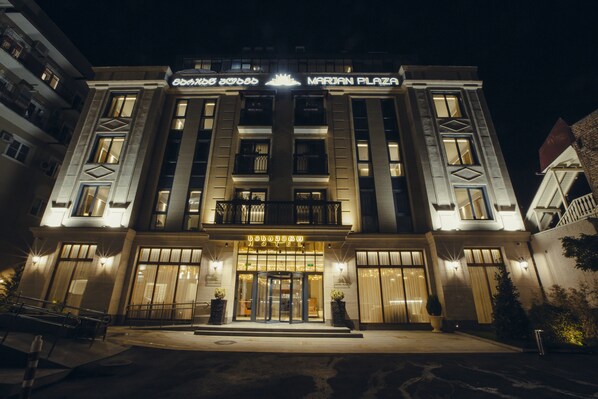 Fassade der Unterkunft – Abend/Nacht
