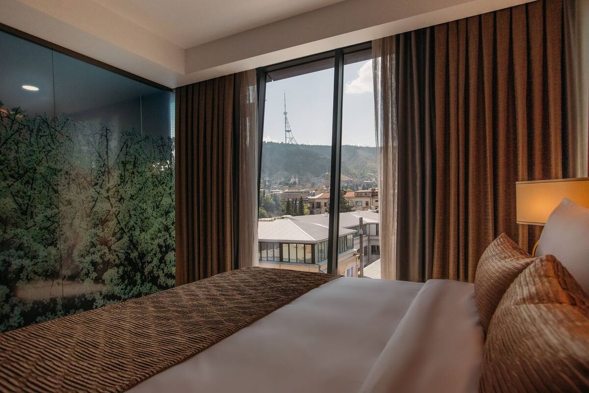 Chambre Deluxe, baignoire, vue sur la montagne | Minibar, coffre-fort, système d’insonorisation