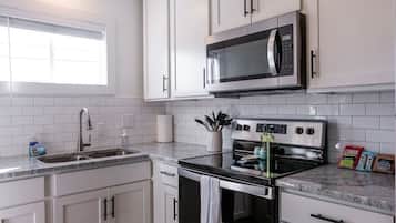 Frigorifero, microonde, forno, piano cottura