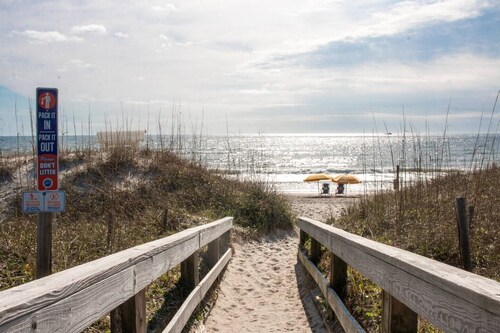 Beach Chic, 5-Minute Walk to Beach & Boardwalk