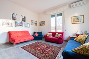 薄型テレビ、暖炉、テレビゲーム、DVD プレーヤー