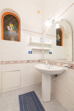 シャワー付き浴槽、ジェットバス、環境にやさしいバスアメニティ、ヘアドライヤー