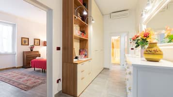 4 camere, una scrivania, ferro/asse da stiro, culla da viaggio