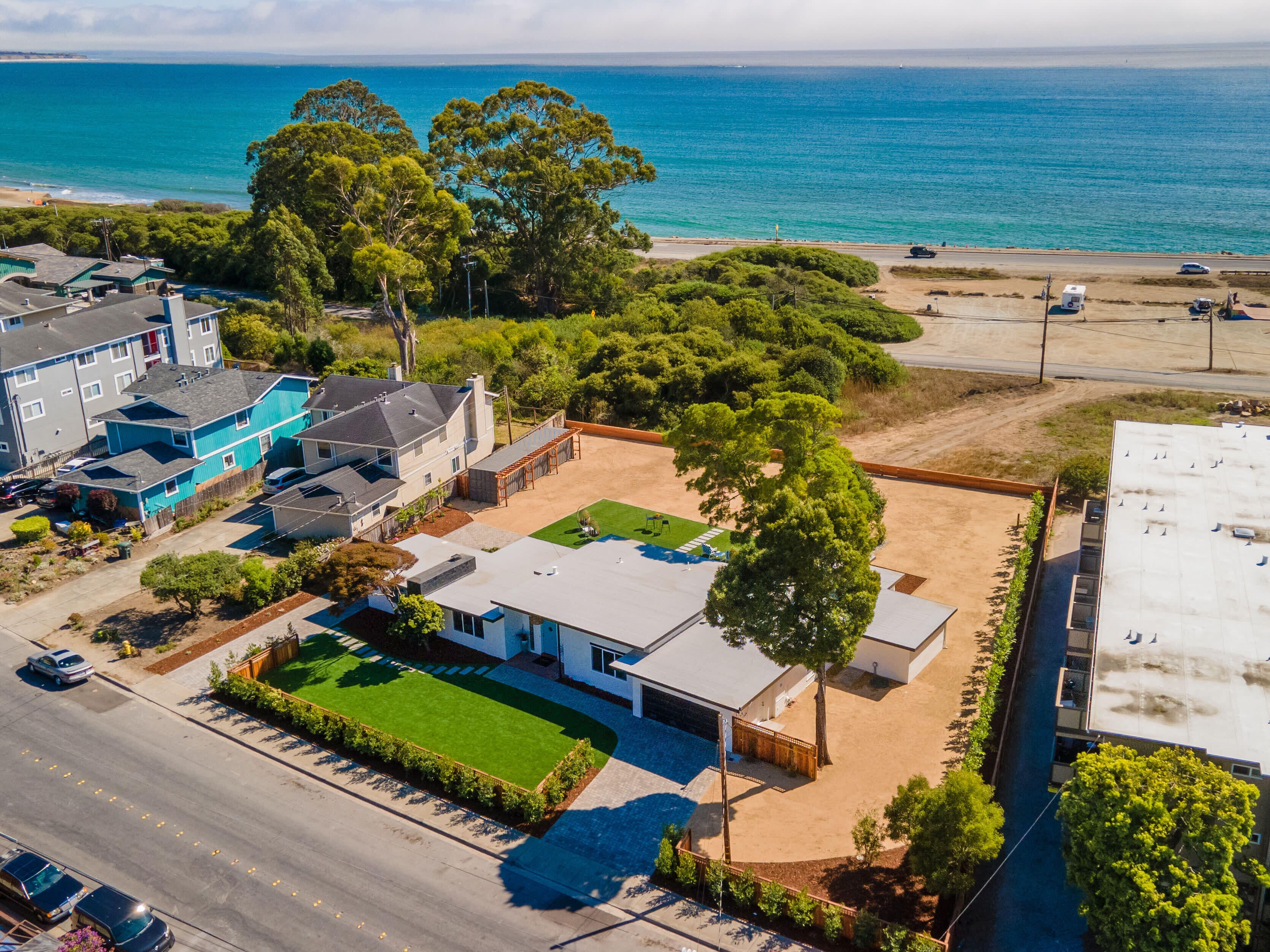Coastal Estate w/Hot Tub, Ocean Views, Walk to Beach, Restaurants & More.