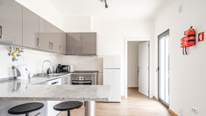 Kaffetrakter/tekoker, kjøleskap, mikrobølgeovn og ovn
