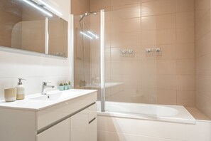 Dusche, Haartrockner, Handtücher