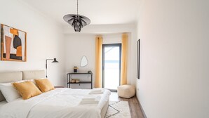 3 soverom, skrivebord, strykejern/-brett og sengetøy