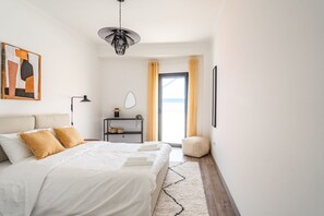 3 bedrooms, desk, iron/ironing board, bed sheets