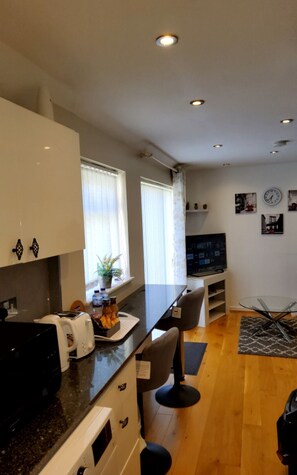 Geladeira, micro-ondas, fogão, cooktop