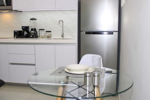 Apartamento urbano, 1 quarto | Cozinha privada | Geladeira grande, micro-ondas, torradeira, panela elétrica de arroz
