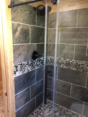 Combinazione doccia/vasca, asciugacapelli, asciugamani, sapone
