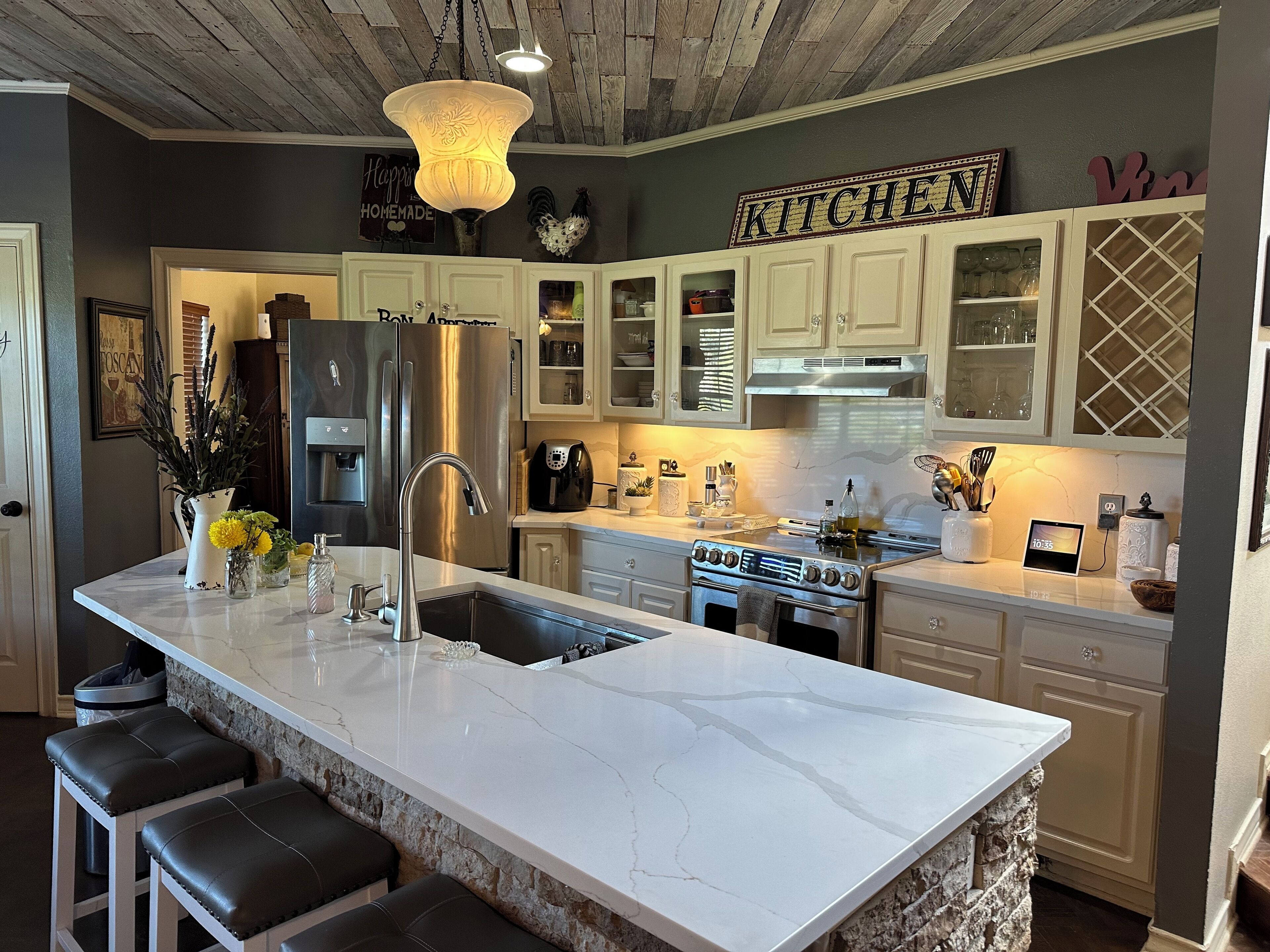 Kjøleskap, mikrobølgeovn, ovn og kokeplater