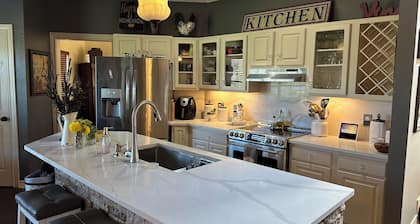Family& Pet friendly Lake Retreat w Pool+ hot tub 3BR sleeps 6 Canyon Lake, TX”