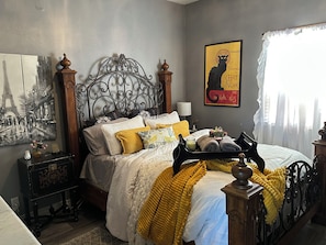 3 bedrooms, desk, iron/ironing board, travel crib