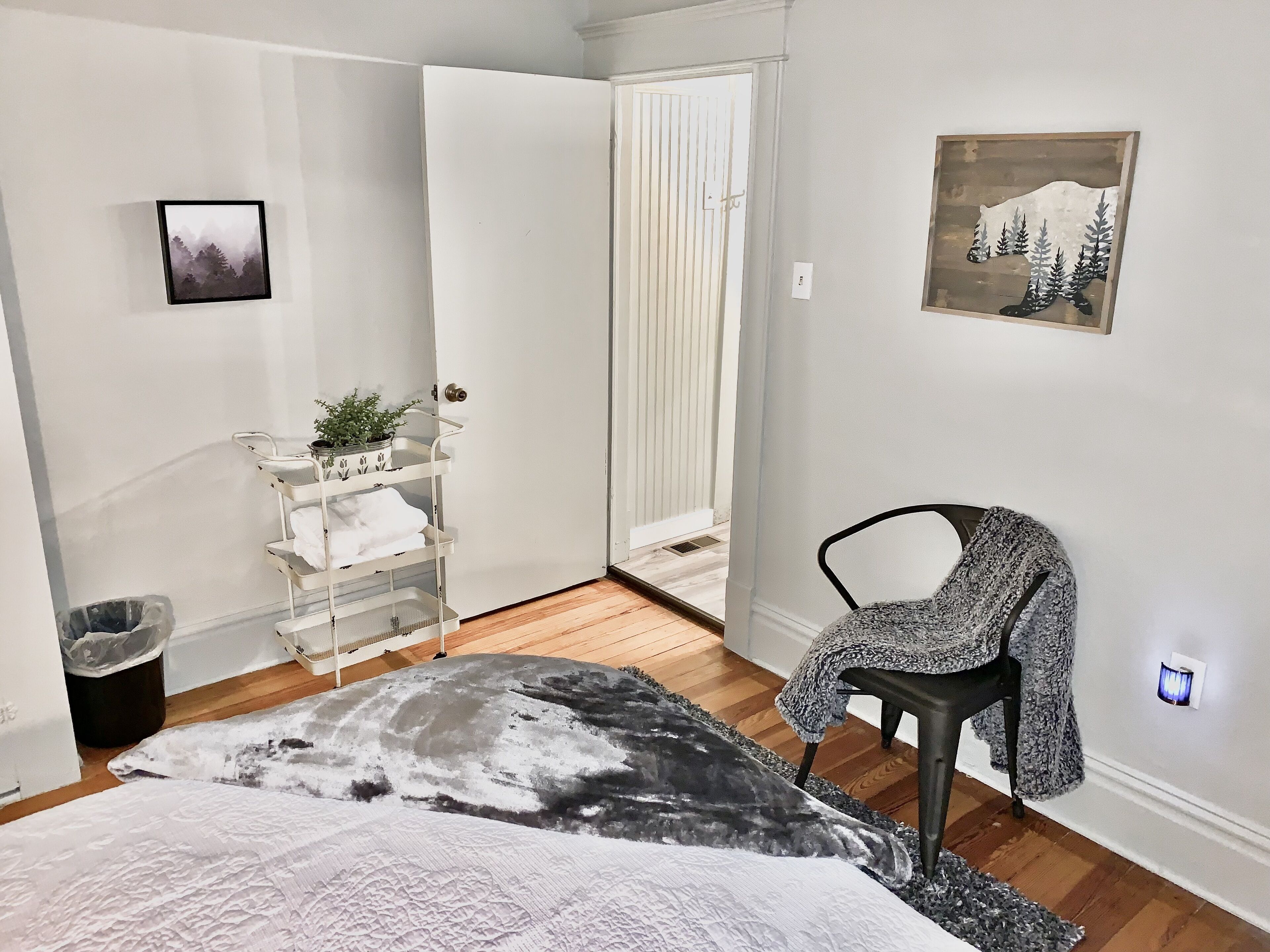 WALK to food & shopping! Only a 5 minute drive to The Broadmoor & Downtown 🌆