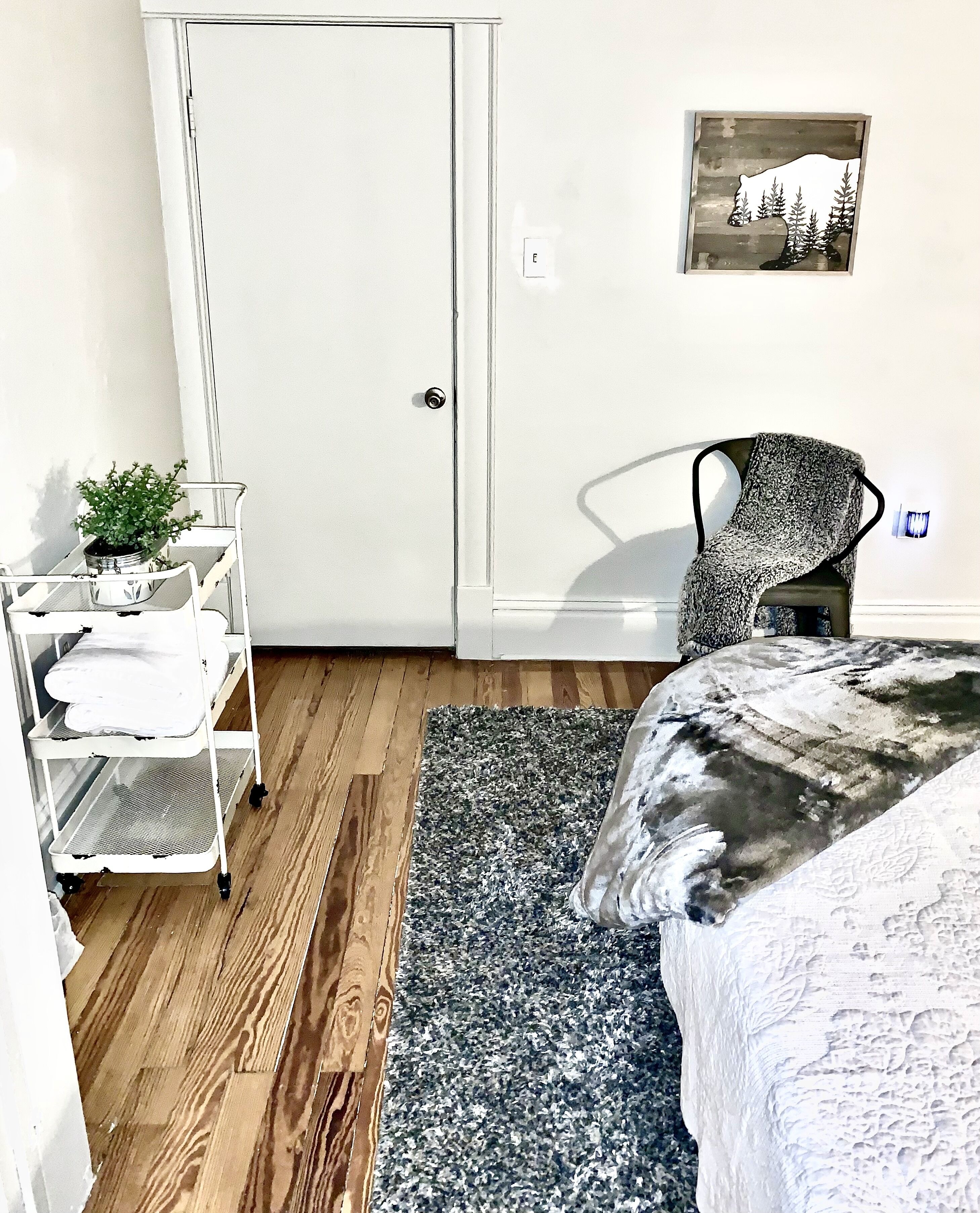 WALK to food & shopping! Only a 5 minute drive to The Broadmoor & Downtown 🌆