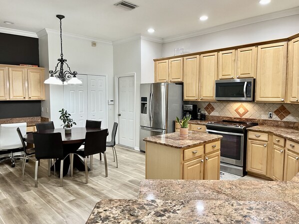 ثلاجة، ميكروويف، فرن، موقد طهي مسطح