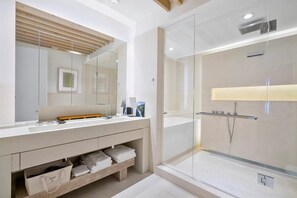 Badewanne, Haartrockner, Handtücher