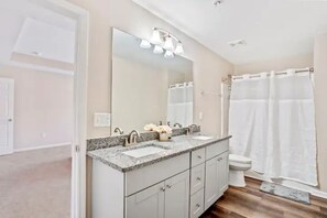 Douche, sèche-cheveux, serviettes fournies, savon