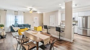 Un apartamento moderno con comedor, cocina y sala de estar.