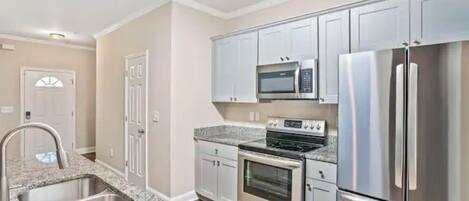 ثلاجة، ميكروويف، فرن، موقد طهي مسطح