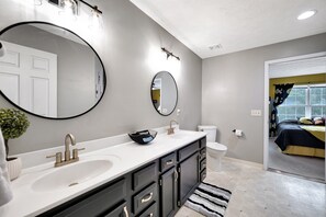 Duschwanne, Haartrockner, Handtücher