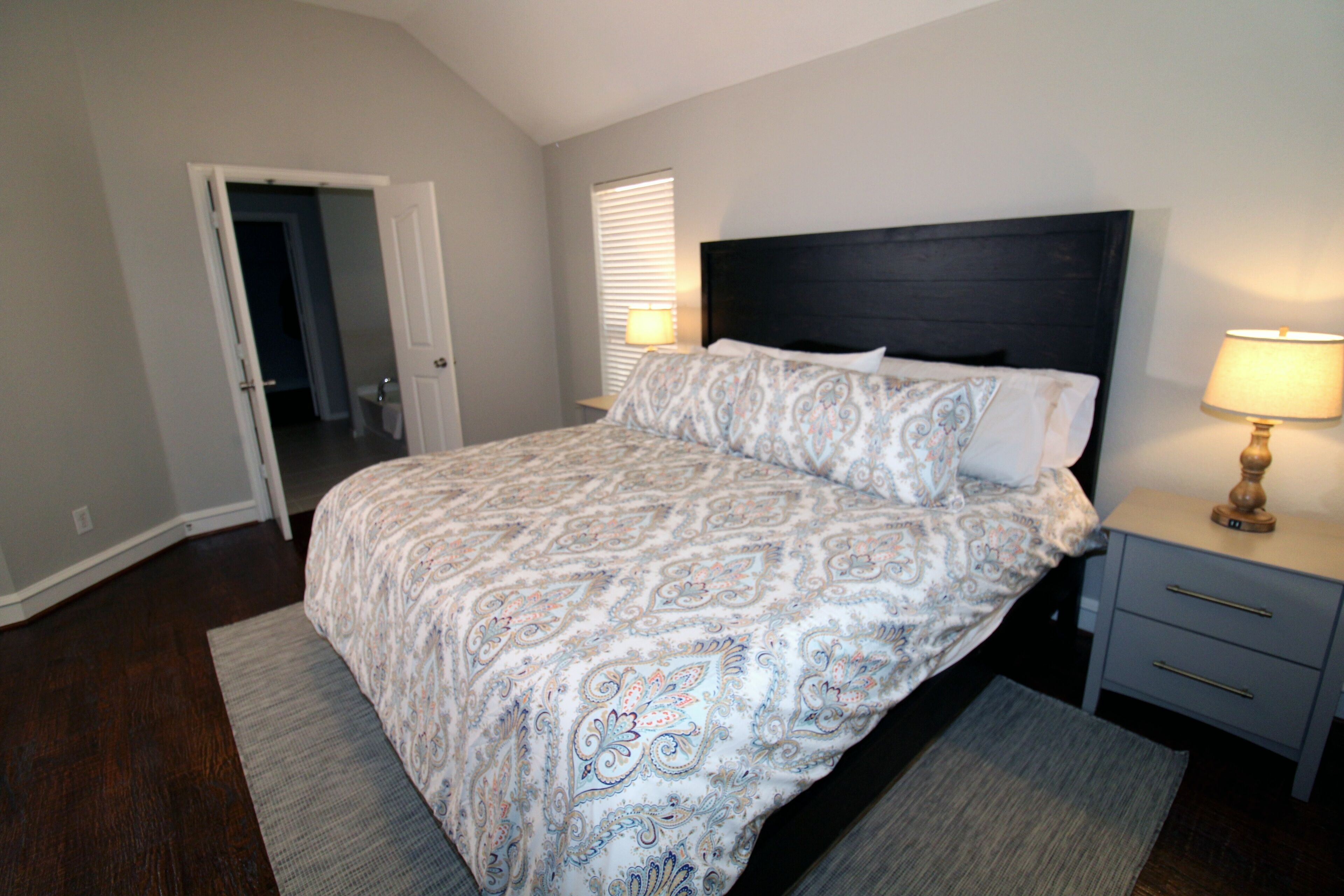 Beautiful 3 Bedroom Home W/Pool - 5 min away from Lake!