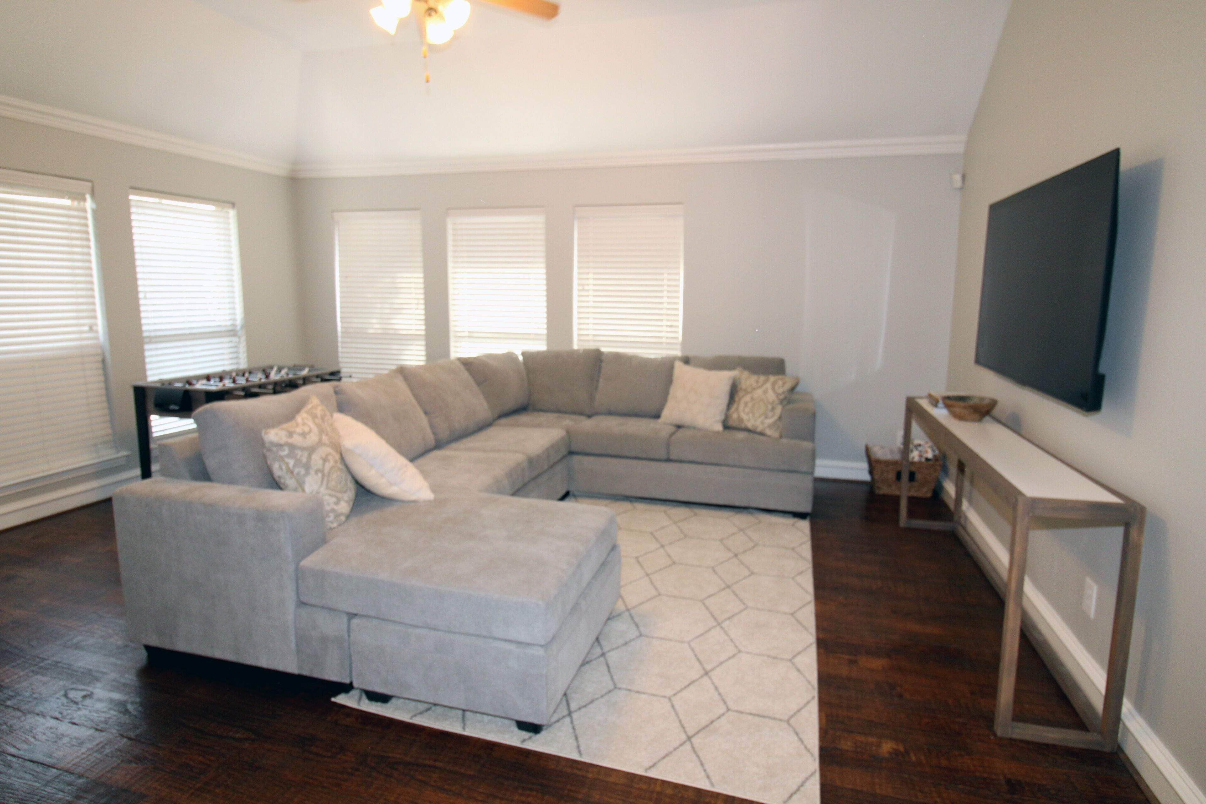 Beautiful 3 Bedroom Home W/Pool - 5 min away from Lake!