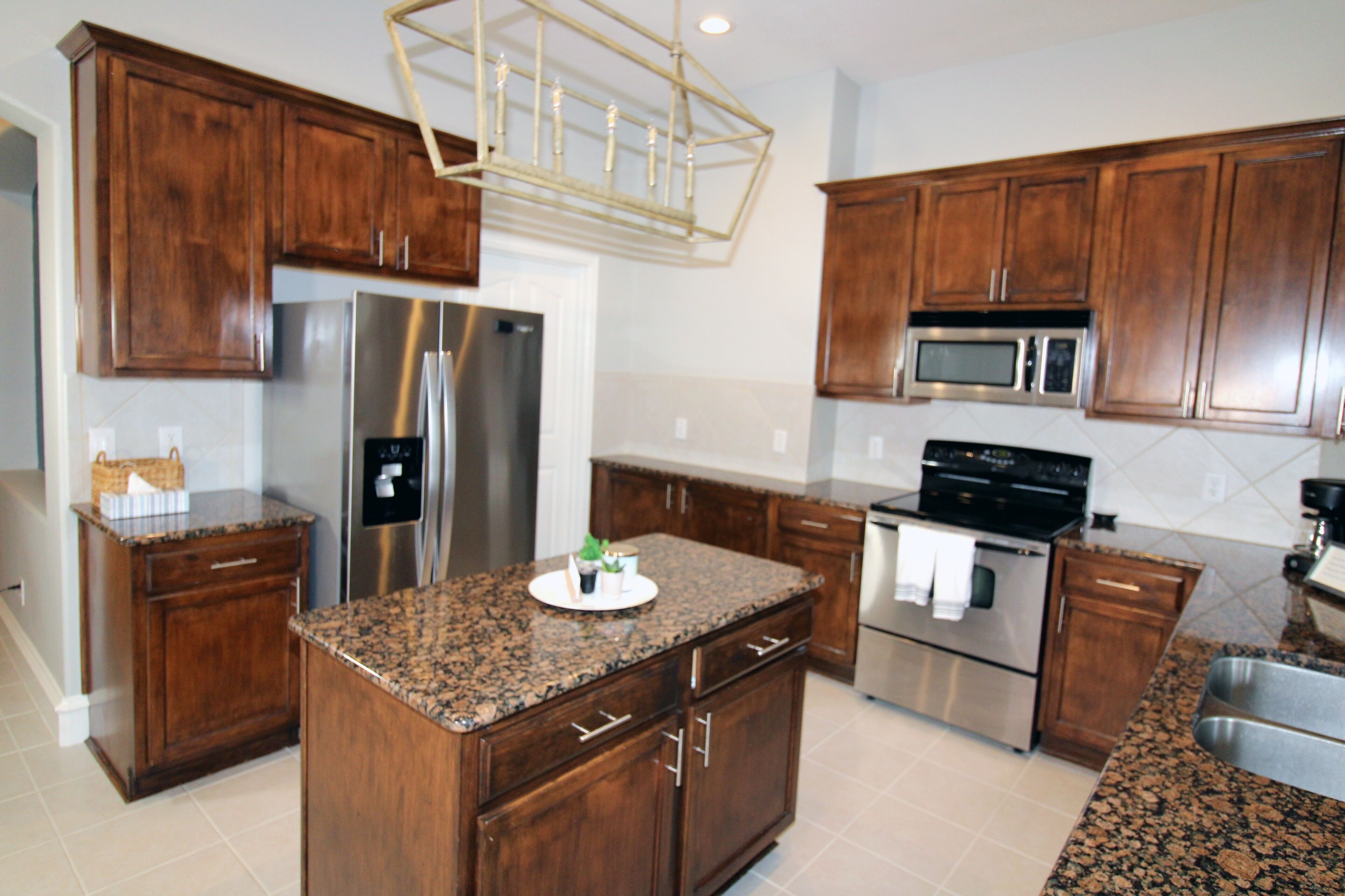 Beautiful 3 Bedroom Home W/Pool - 5 min away from Lake!