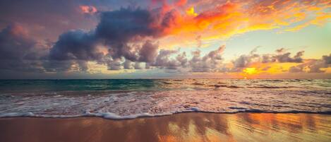 在海滩、沙滩椅、沙滩毛巾