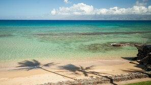 En la playa, camastros y toallas de playa 