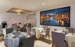Se sirven desayunos y cocina internacional 