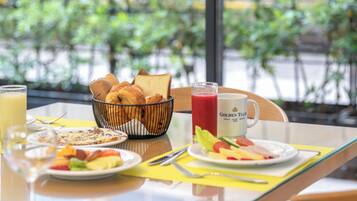 Se ofrece un desayuno bufé (35 TND por persona)