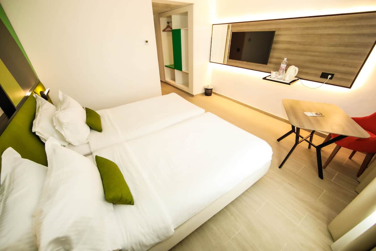 Ropa de cama de alta calidad y caja de seguridad en la habitación