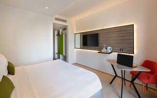 Standard Room, 1 Double or 2 Twin Beds | Premium bedding, in-room safe, blackout drapes, soundproofing