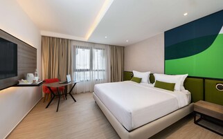 Ropa de cama de alta calidad y caja de seguridad en la habitación 