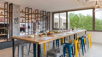 Se sirven desayunos y cocina internacional