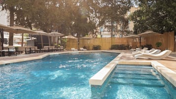 Sæsonbestemt udendørs pool, åben fra kl. 10.00 til kl. 18.00, parasoller