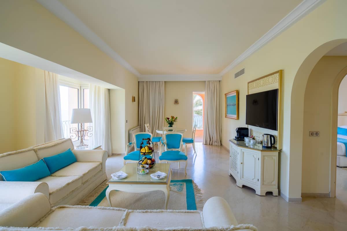 Suite Premium, letti multipli | Biancheria da letto di alta qualità, minibar, una cassaforte in camera