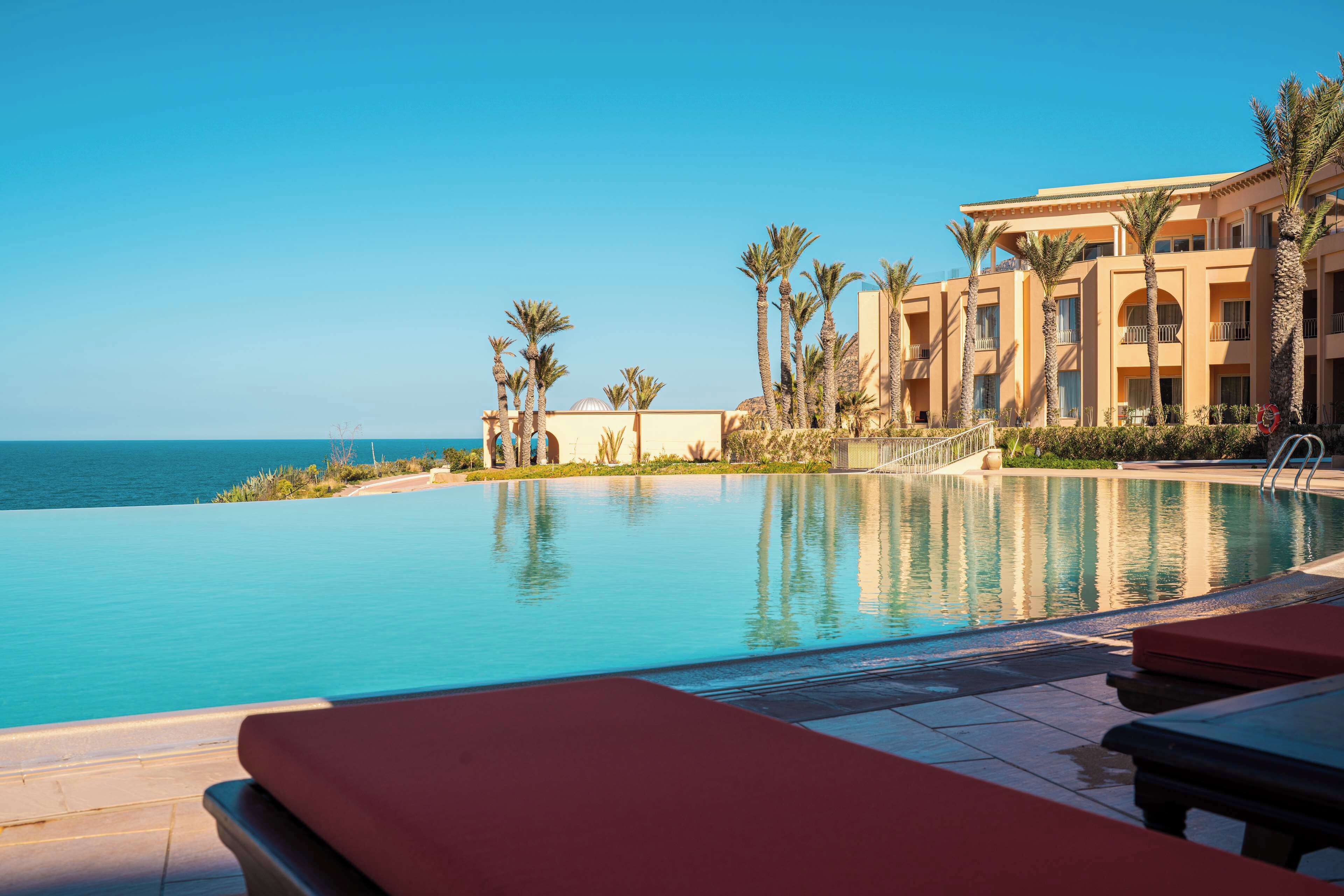 2 piscinas techadas, una piscina al aire libre, sombrillas