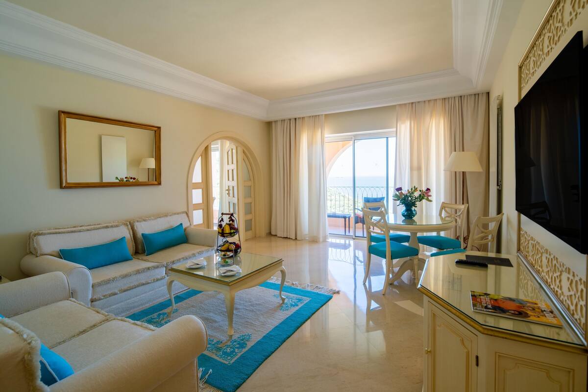 Deluxe Suite, Multiple Beds | Premium bedding, minibar, in-room safe, laptop workspace