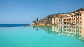 2 piscinas techadas, una piscina al aire libre, sombrillas