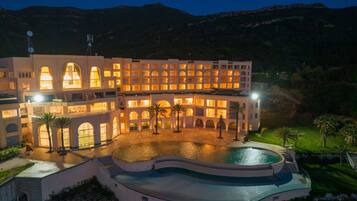 2 piscines couvertes, piscine extérieure, parasols de plage