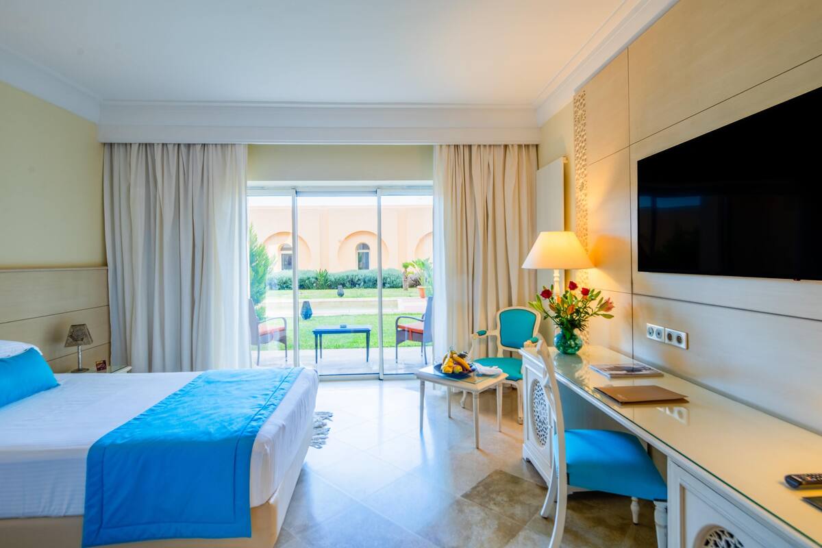 Superior Room, 1 King Bed | Premium bedding, minibar, in-room safe, laptop workspace